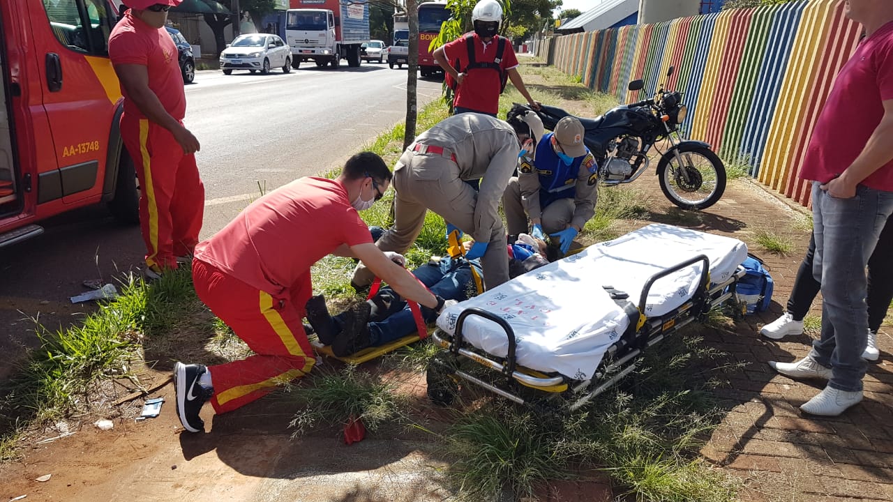Motociclista fica ferido em colisão contra carro na Rua Jorge Lacerda