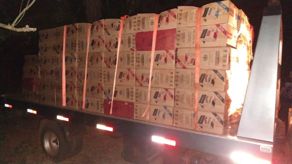 PF e BPFron apreendem cerca de 100 mil carteiras de cigarros contrabandeados em Altônia