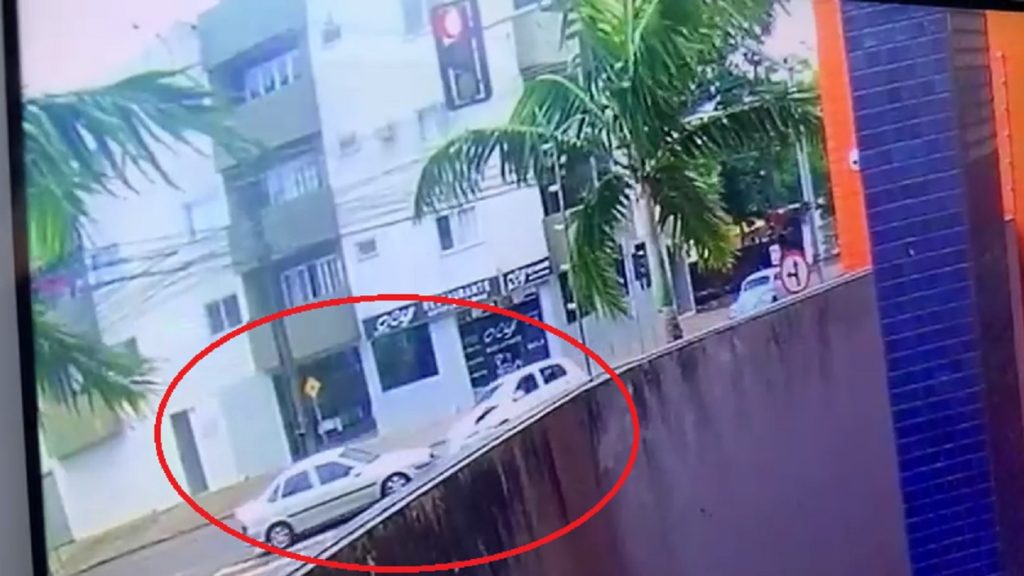 Câmera mostra acidente entre carros na Rua JK, esquina com a Rua Presidente Kennedy