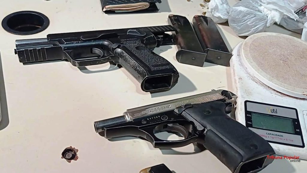 PM encontra armas e drogas na casa do jovem alvejado a tiros na Favela do Cemitério em Foz