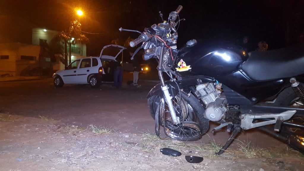 Entregador fica ferido ao bater contra veículo Corsa no Bairro Alto Alegre