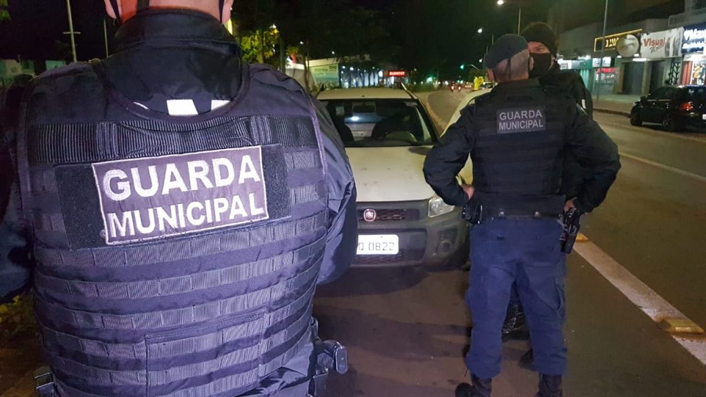 Motorista é parado pela GM após trafegar na contramão da Avenida Brasil e na faixa exclusiva aos ônibus