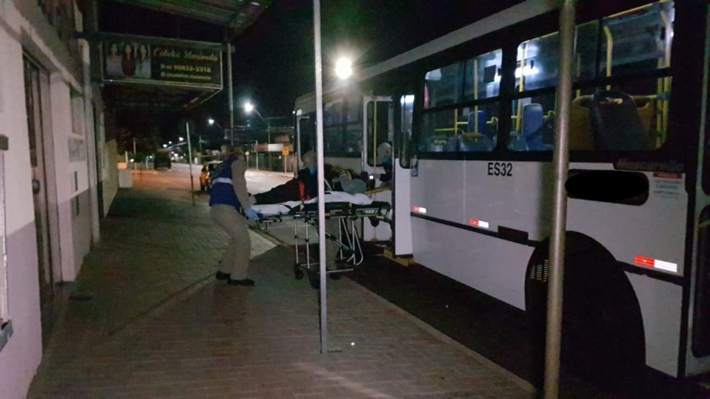 Motorista de ônibus lesiona coluna após passar lombada, no Bairro Santa Cruz