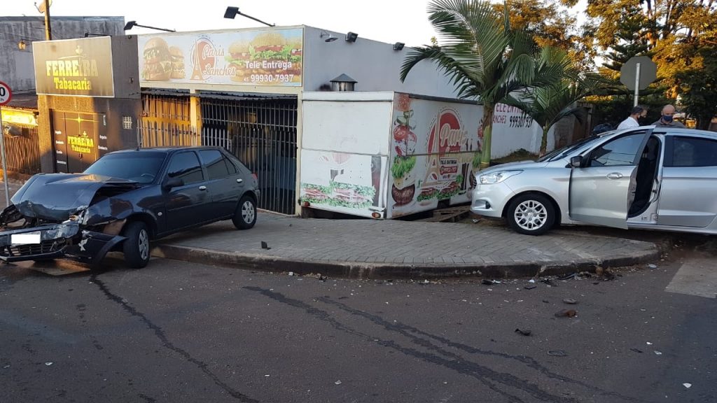 Acidente envolvendo Ford Fiesta e Ford Ka no Bairro Interlagos deixa mulher com contusão no pescoço