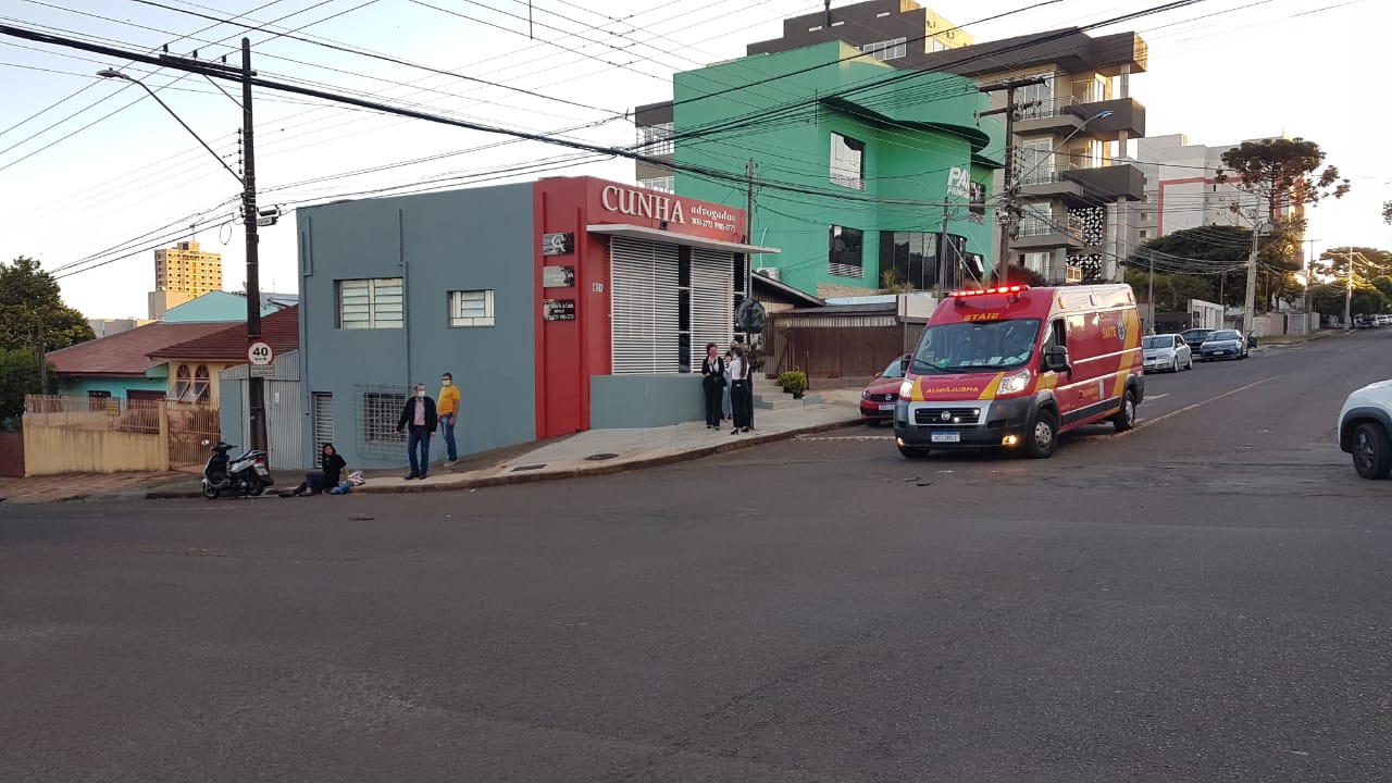 Imagem referente a Motociclista é atingida por carro e fica ferida na Rua Sete de Setembro, no Centro