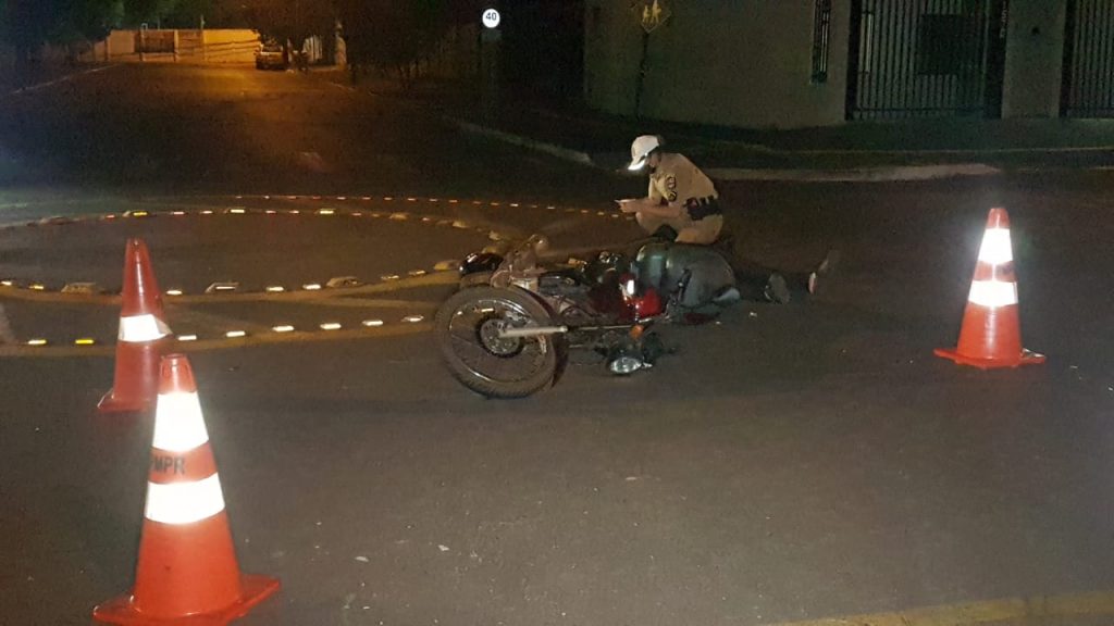 Motociclista fica ferida ao sofrer queda em rotatória na Rua da Bandeira, no Centro