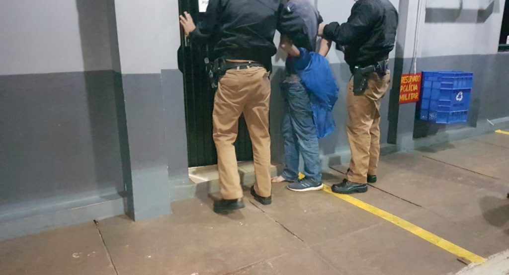 Indivíduo é detido pela PM ao agredir equipe de enfermagem na UPA Tancredo