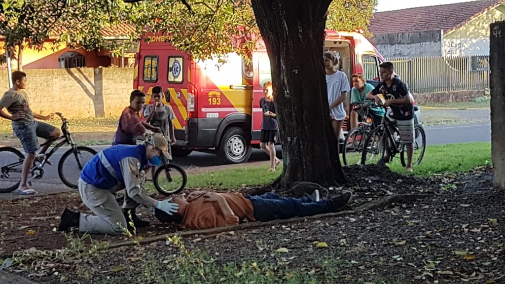 Homem é socorrido pelo Siate ao sofrer queda em via pública no Bairro Santa Felicidade