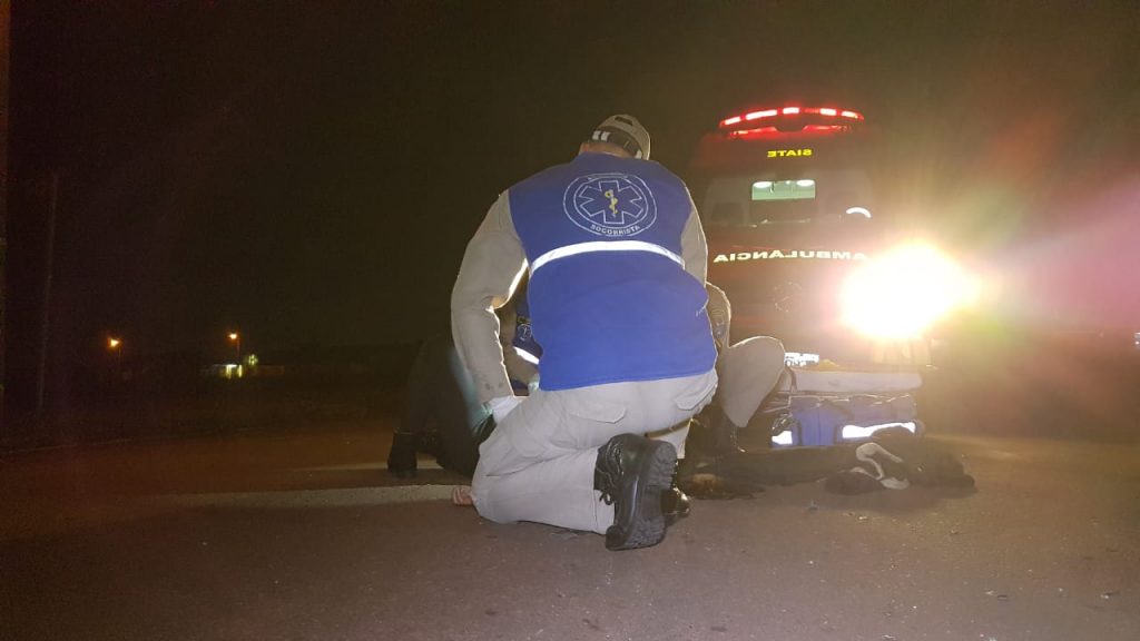 Forte colisão de trânsito entre carro e moto deixa mulher ferida no Loteamento Florais do Paraná