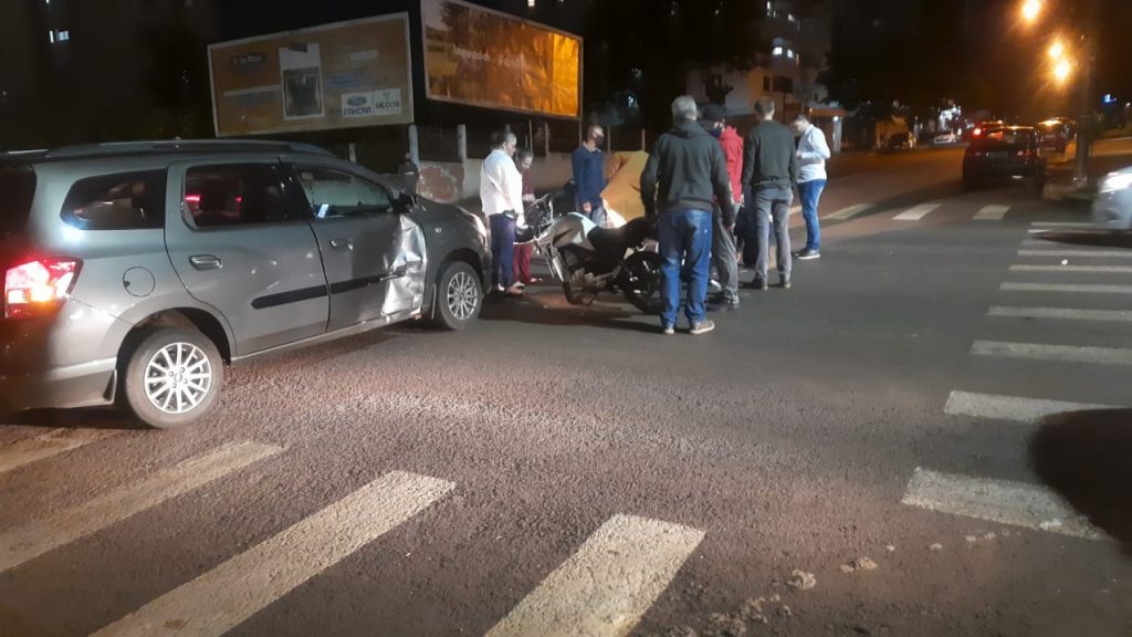 Homem fica ferido ao bater moto contra Chevrolet Spin, na Rua Recife, no Centro