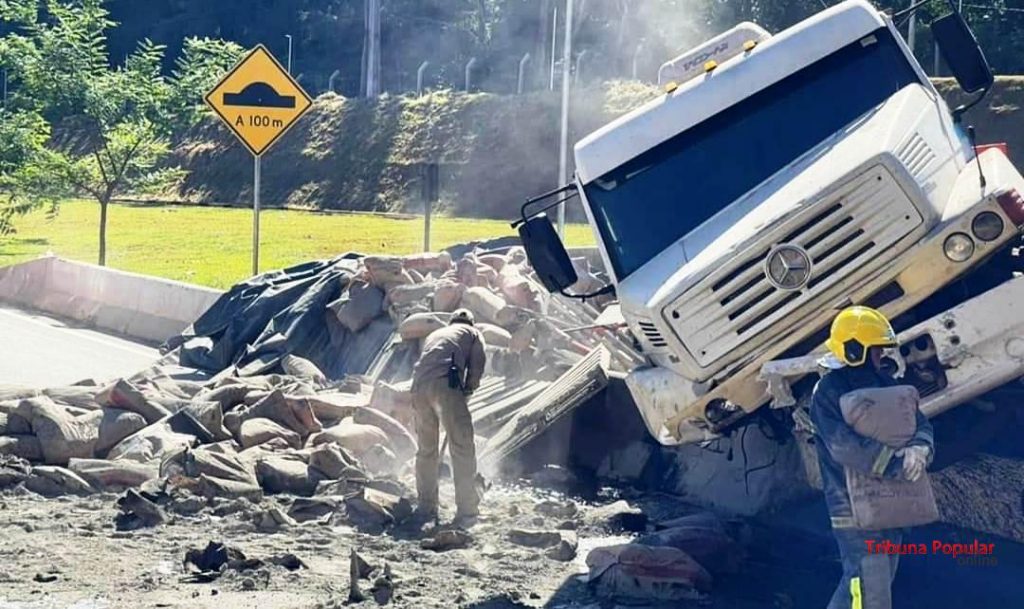 Carreta carregada com cimento colide contra proteção de viaduto e perde parte da carga em Foz do Iguaçu