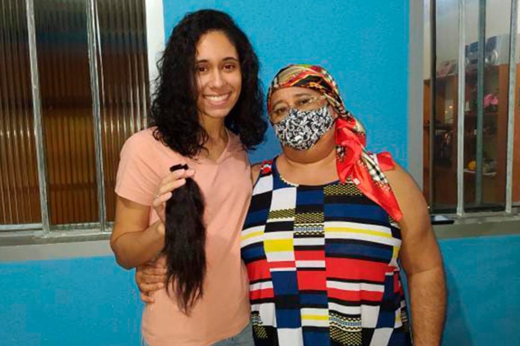 Filhas cortam os cabelos e fazem peruca para a mãe que luta contra o câncer