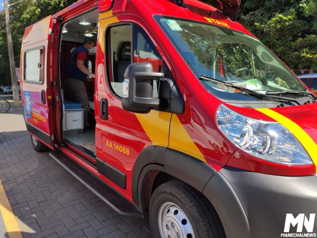 Ciclista colide contra carro e fica moderadamente ferida