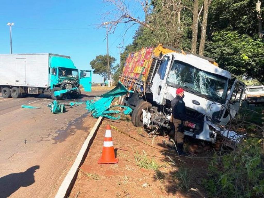Motorista de caminhão com carga contrabandeada colide com outro caminhão e foge em seguida com ajuda de comparsa