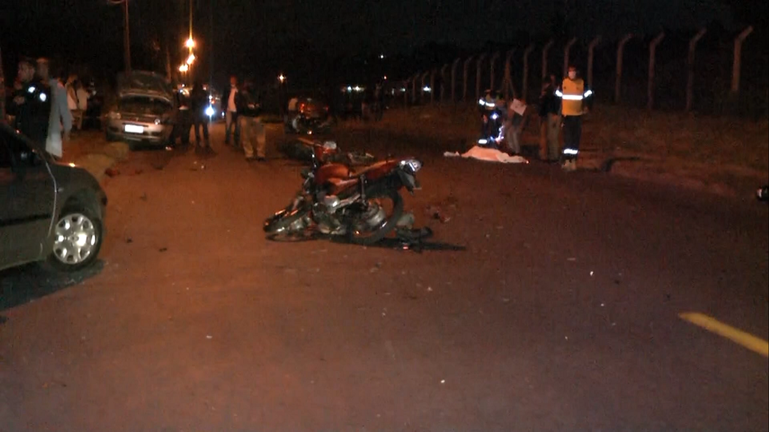 Colisão entre três motos e um carro deixa duas pessoas mortas e uma com lesões graves Imagem referente a Colisão entre três motos e um carro deixa duas pessoas mortas e uma com lesões graves