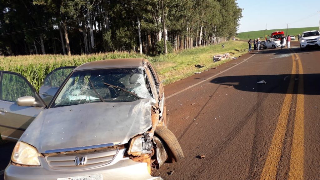 Forte colisão entre Honda Civic e Montana é registrada PR-486, em Cascavel
