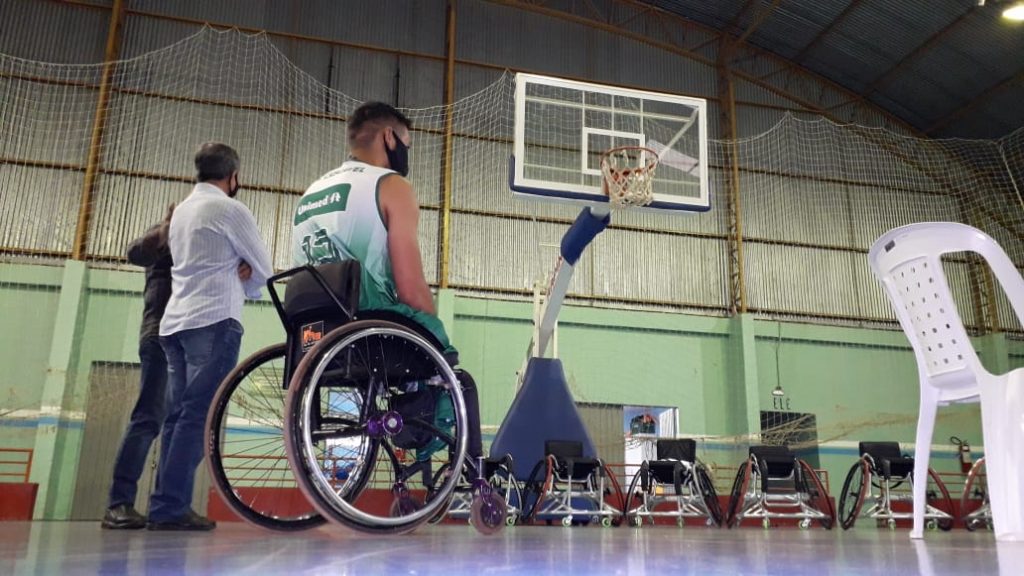 Basquete em cadeiras de rodas: Paraná Esportes repassa dez cadeiras para uso em atividade de paradesporto
