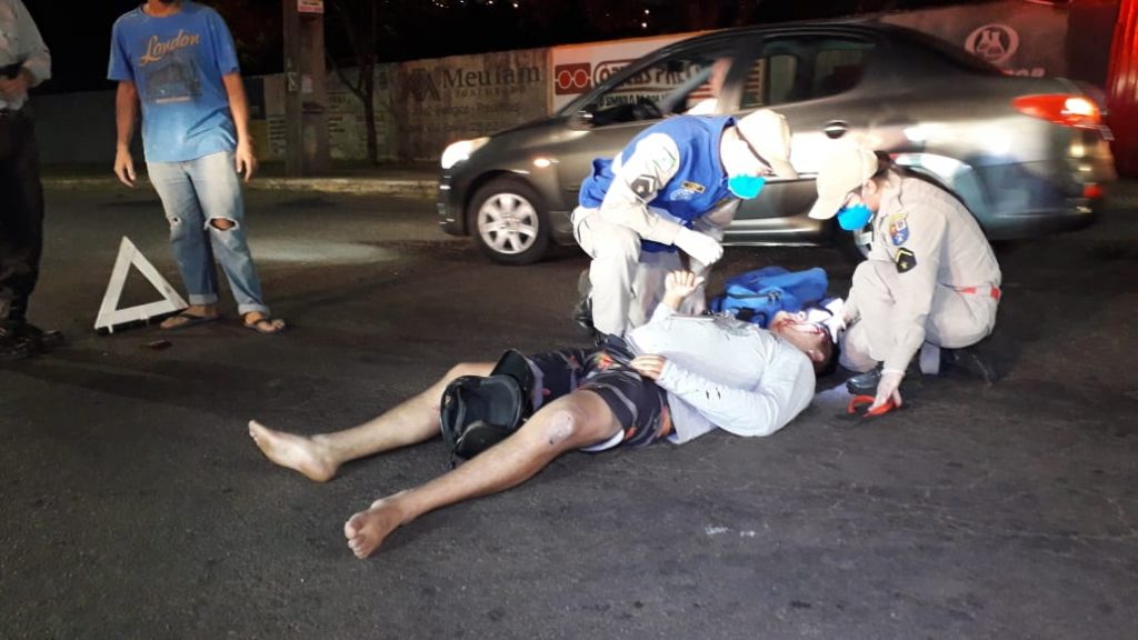 Motociclista sofre luxação no ombro após acidente na Rua Jacarezinho, no Jardim Alvorada Motociclista sofre luxação no ombro após acidente na Rua Jacarezinho, no Jardim Alvorada
