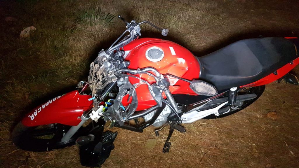 Jovem de 22 anos se fere em colisão entre carro e moto na marginal da PRc-467, em Cascavel