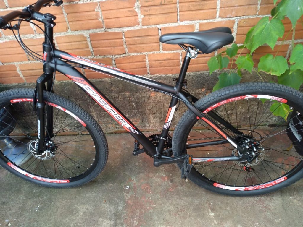 Bicicleta GT Super aro 29 é furtada em estacionamento de supermercado e dono pede ajuda para recuperá-la