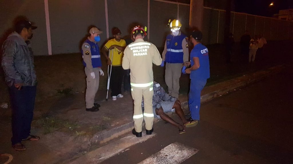 Homem é socorrido pelo Siate após bater veículo contra mureta, no Bairro Cataratas Homem é socorrido pelo Siate após bater veículo contra mureta, no Bairro Cataratas