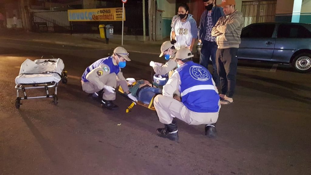 Motocicleta e automóvel colidem em cruzamento no Bairro Santa Cruz e um jovem sofre forte contusão