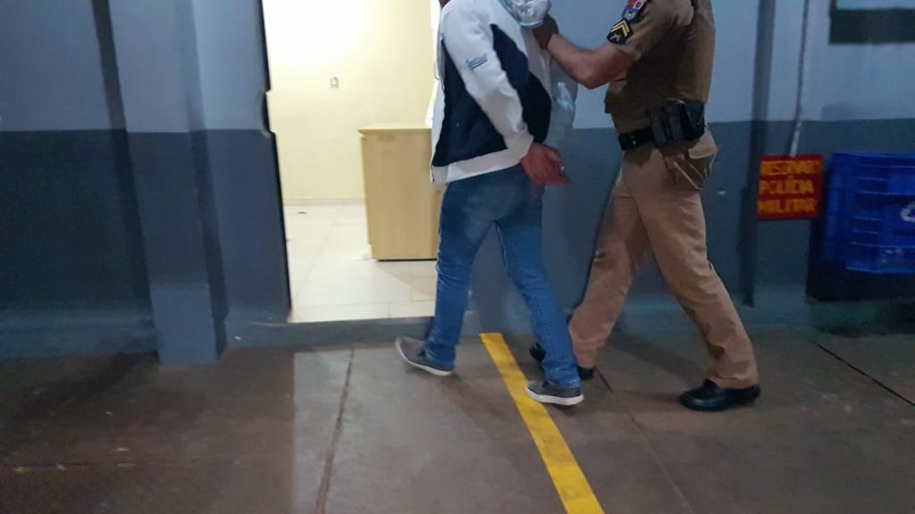 Homem é detido pela Polícia Militar após assaltar hotel no Centro
