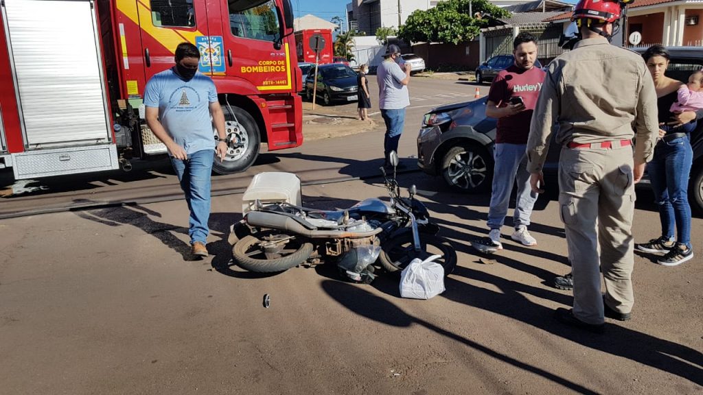 Motocicleta fica com a frente destruída em acidente no Bairro Parque São Paulo Motocicleta fica com a frente destruída em acidente no Bairro Parque São Paulo