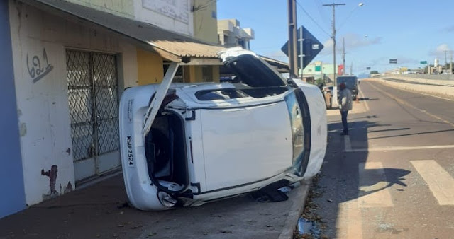 Motorista fica ferida após capotar veículo na rodovia BR-376 Imagem referente a Motorista fica ferida após capotar veículo na rodovia BR-376