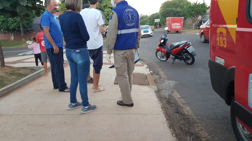 Jovem fica ferido em acidente entre carro e moto no Bairro Santa Cruz Jovem fica ferido em acidente entre carro e moto no Bairro Santa Cruz