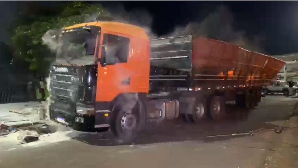 Após quase três horas, carreta é ‘destombada’ na Rua Universitária Após quase três horas, carreta é ‘destombada’ na Rua Universitária