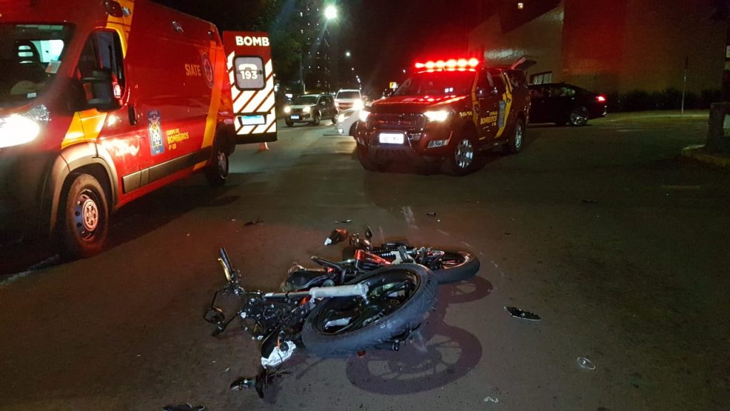 Motociclista fratura o fêmur em forte colisão contra Duster, no Centro de Cascavel Motociclista fratura o fêmur em forte colisão contra Duster, no Centro de Cascavel