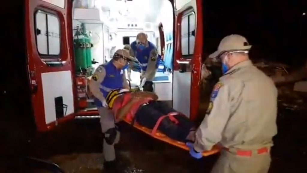 Pai e mãe ficam feridos após serem agredidos pelo filho, no Bairro Cascavel Velho Pai e mãe ficam feridos após serem agredidos pelo filho, no Bairro Cascavel Velho