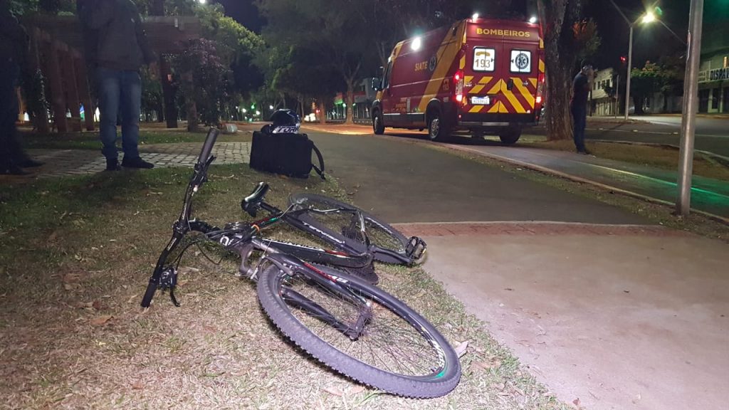 Ciclista fica ferido ao colidir contra motocicleta na Avenida Tancredo Neves Ciclista fica ferido ao colidir contra motocicleta na Avenida Tancredo Neves