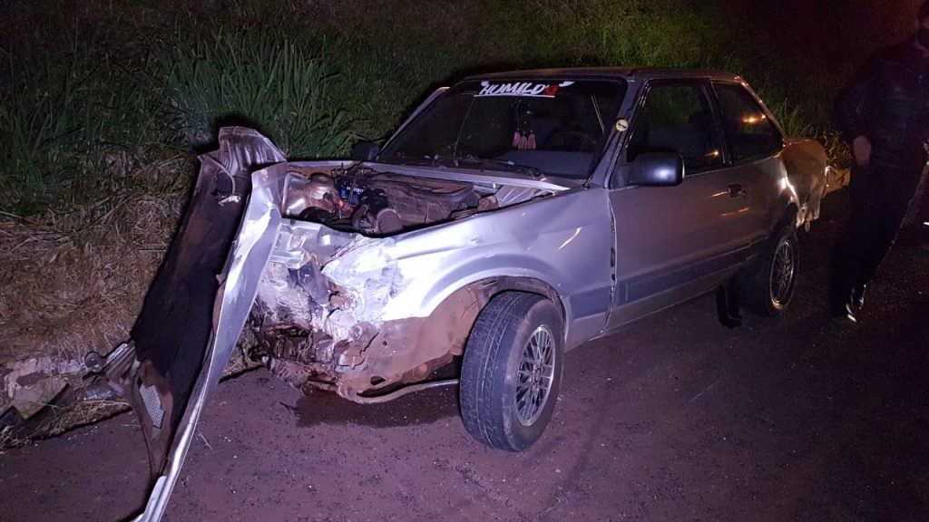 Verona que teria sido ‘fechado’ por outro carro bate em estrutura de concreto na PRc-467, em Cascavel Verona que teria sido ‘fechado’ por outro carro bate em estrutura de concreto na PRc-467, em Cascavel