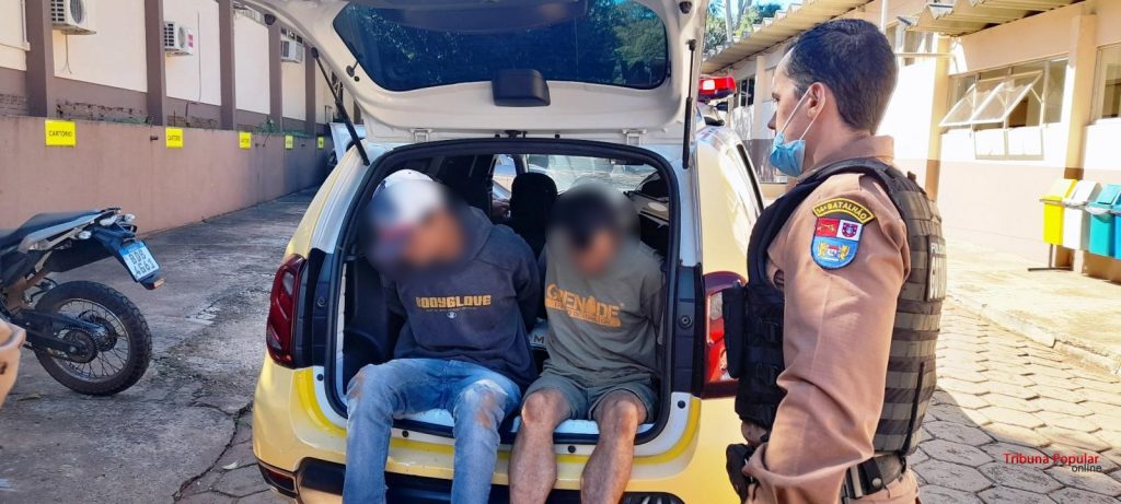PM prende dois homens em Foz do Iguaçu com veículo Gol que havia sido roubado em Missal