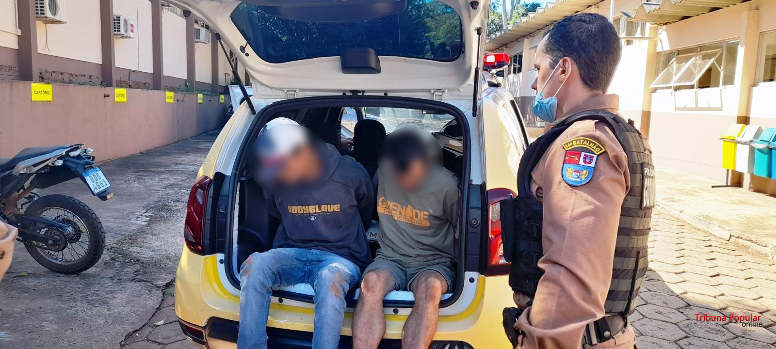 PM prende dois homens em Foz do Iguaçu com veículo Gol que havia sido roubado em Missal Imagem referente a PM prende dois homens em Foz do Iguaçu com veículo Gol que havia sido roubado em Missal