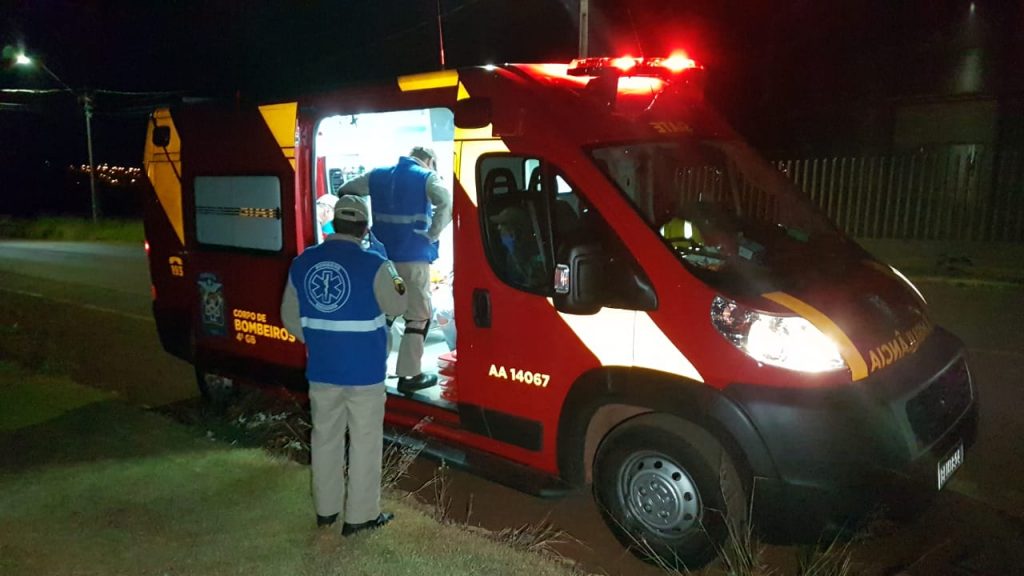 Socorristas atendem mulher que foi agredida pelo namorado, no Bairro Floresta