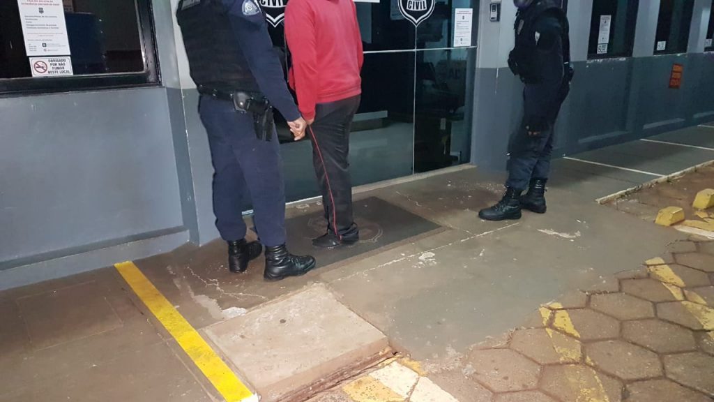 Homem invade posto de combustível com automóvel, acaba dormindo e é preso pela GM, no Bairro Universitário