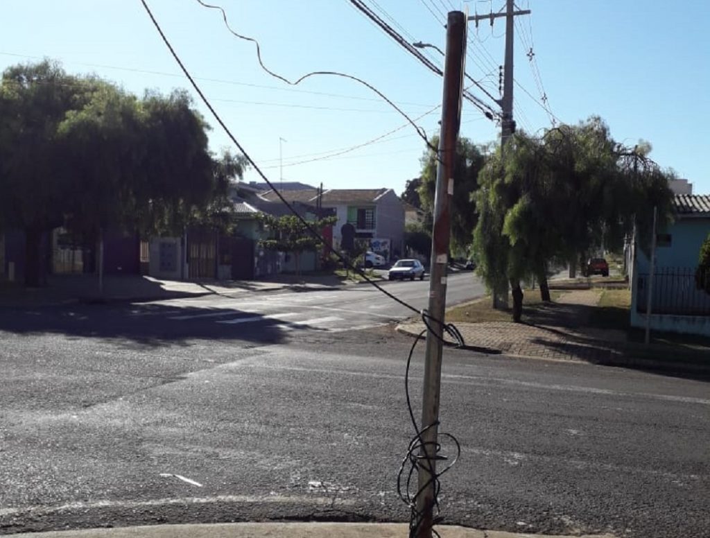 Fios soltos expõem riscos à pessoas que transitam pela via, no Bairro Coqueiral