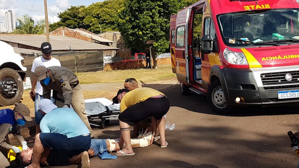 Motociclista sofre fratura na perna após colisão contra carro no Claudete