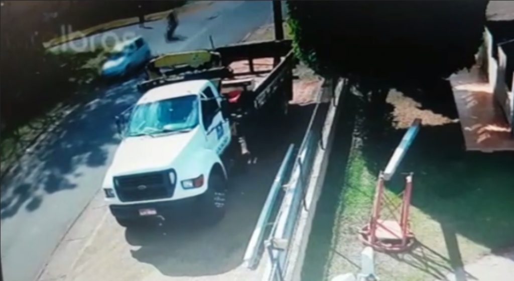 Câmera de monitoramento flagra colisão entre carro e moto na Rua Nereu Ramos; motociclista fraturou a perna