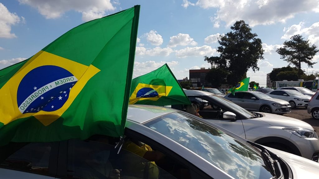 Apoiadores de Bolsonaro fazem carreata pelas ruas de Cascavel