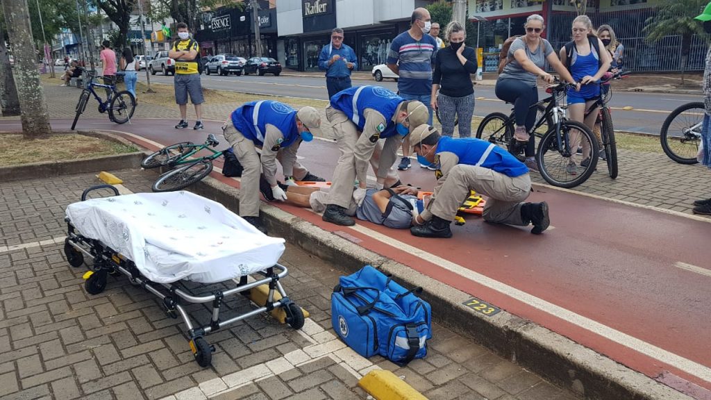 Ciclista sofre queda e é socorrido pelo Siate na ciclovia da Avenida Brasil, no Centro