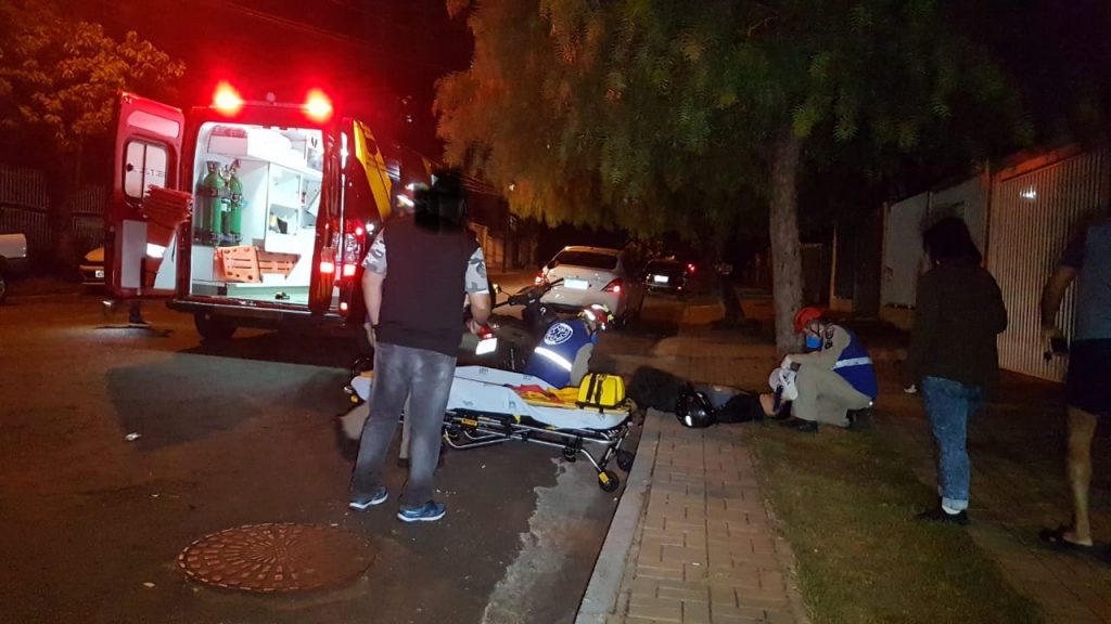 Nissan Versa colide com motocicleta em cruzamento no Centro