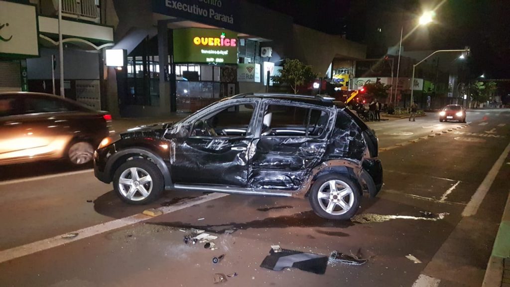 Sandero colide com Fiat Toro em cruzamento e capota, no Centro