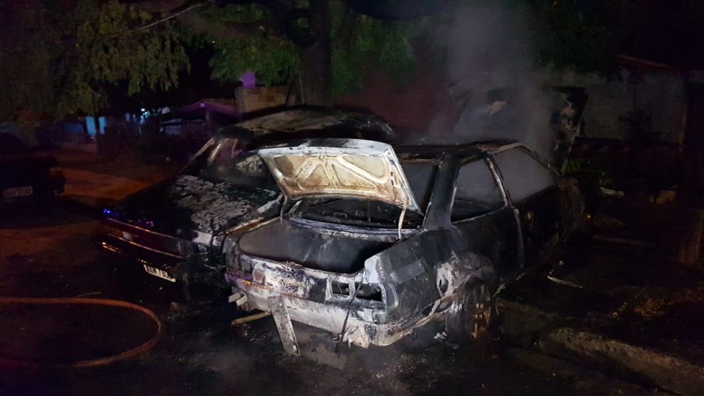 Dois automóveis pegam fogo e Bombeiros são acionados no Bairro Claudete