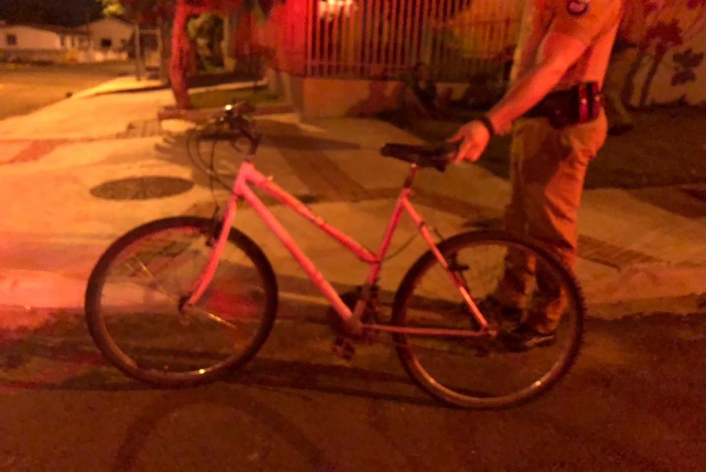 Ladrões furtam bicicleta e tentam fugir, mas são detidos pela PM no Bairro São Cristóvão