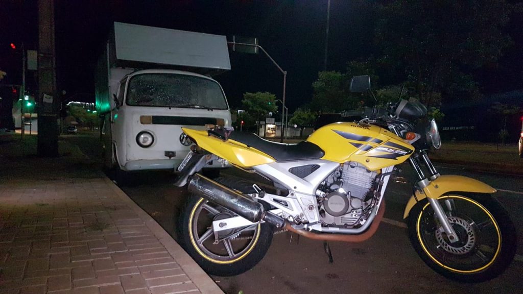 Ao passar por redutor de velocidade, motociclista perde o controle, cai e sofre fratura no crânio, no Bairro Santo Onofre
