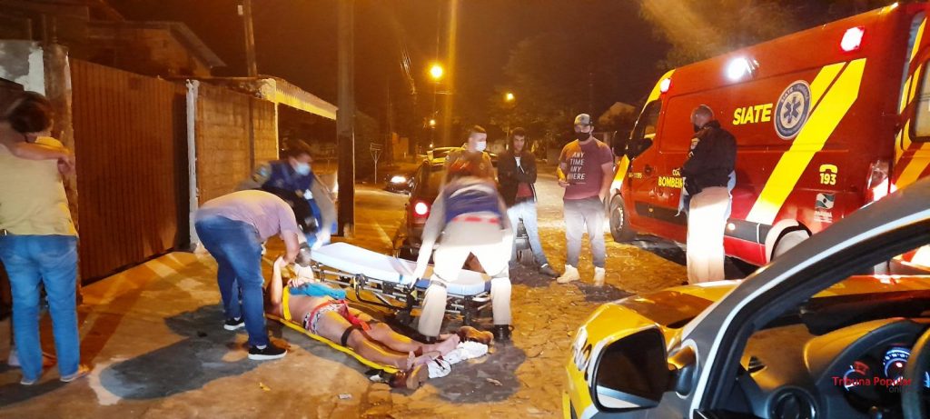 Motociclista é socorrido pelo Siate após colidir contra portão de residência, em Foz do Iguaçu Motociclista é socorrido pelo Siate após colidir contra portão de residência, em Foz do Iguaçu
